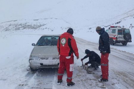 امدادرسانی به سرنشینان ۴۰ خودروی گرفتار در برف خلخال