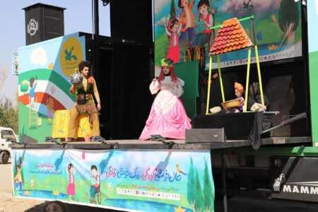 نمایش جک و لوبیای سحرآمیز در دولت‌آباد نمین و محله‌ نیار اردبیل اجرا شد