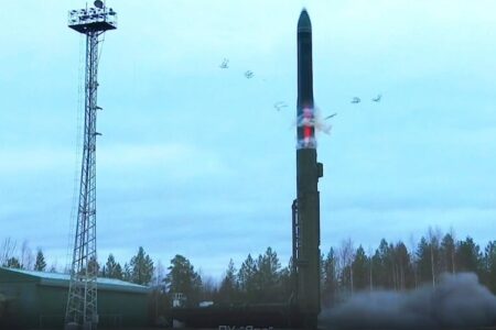 مانور هسته ای روسیه با حضور پوتین و شلیک موشک بالستیک برگزار شد