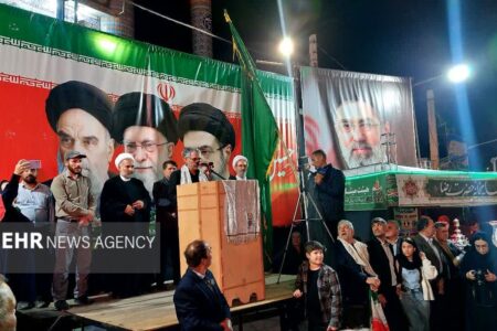 ملت ایران در برابر فشارها و تهدیدهای دشمنان تسلیم نخواهد شد