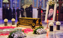 تشرف زائران به رواق دارالذکر برای زیارت مزار رهبر شهید انقلاب