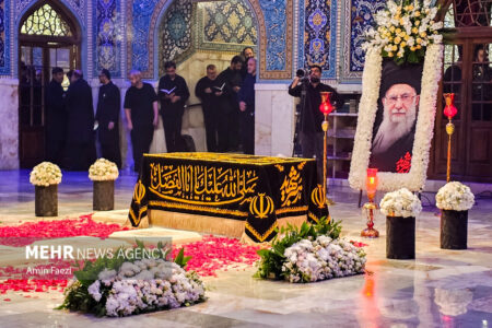 تشرف زائران به رواق دارالذکر برای زیارت مزار رهبر شهید انقلاب