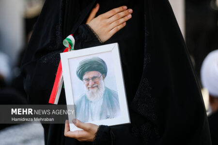 نماز شب اول قبر چگونه خوانده می‌شود؟ زمان اقامه نماز رهبر شهید